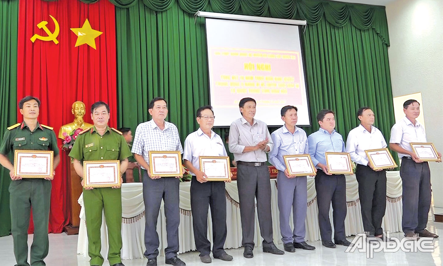  Ban Thường vụ Huyện ủy Gò Công Tây khen thưởng các tập thể có thành tích hoàn thành xuất sắc nhiệm vụ trong thực hiện Nghị quyết Trung ương 8.                                                               