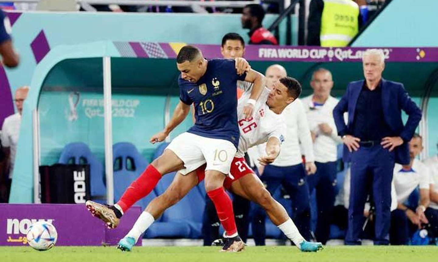 Mbappe (10) và hàng công đội tuyển Pháp có chọc thủng được hàng thủ Maroc.