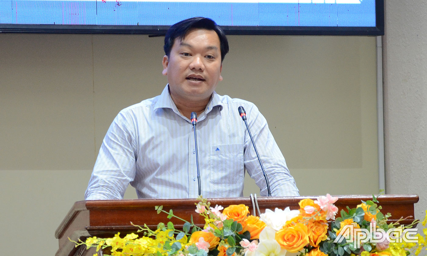 Lãnh đạo Ban Quản lý các Khu công nghiệp tỉnh phát biểu tại hội nghị.