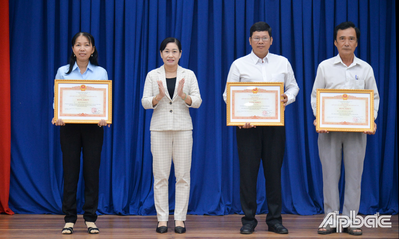 Đồng chí Châu Thị Mỹ phương trao Bằng khen của Thủ tướng Chính phủ cho tập thể, cá nhân có thành tích tiêu biểu trong học tập và làm theo tư tưởng, đạo đức, phong cách Hồ Chí Minh.