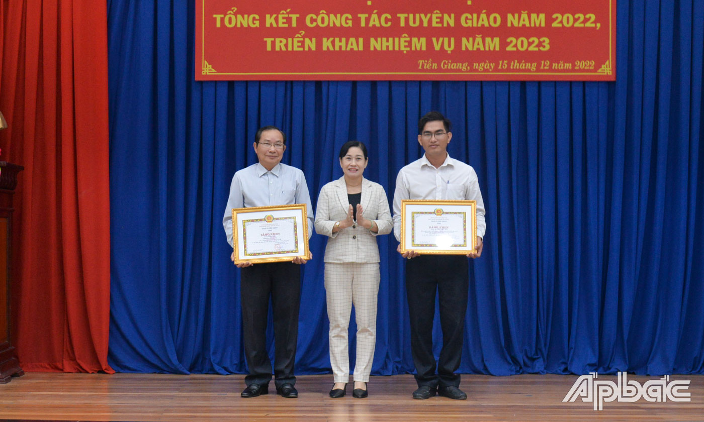 Đồng chí Châu Thị Mỹ phương trao Bằng khen của Ban Tuyên giáo Trung ương cho tập thể, cá nhân có thành tích tiêu biểu trong học tập và làm theo tư tưởng, đạo đức, phong cách Hồ Chí Minh năm 2022.
