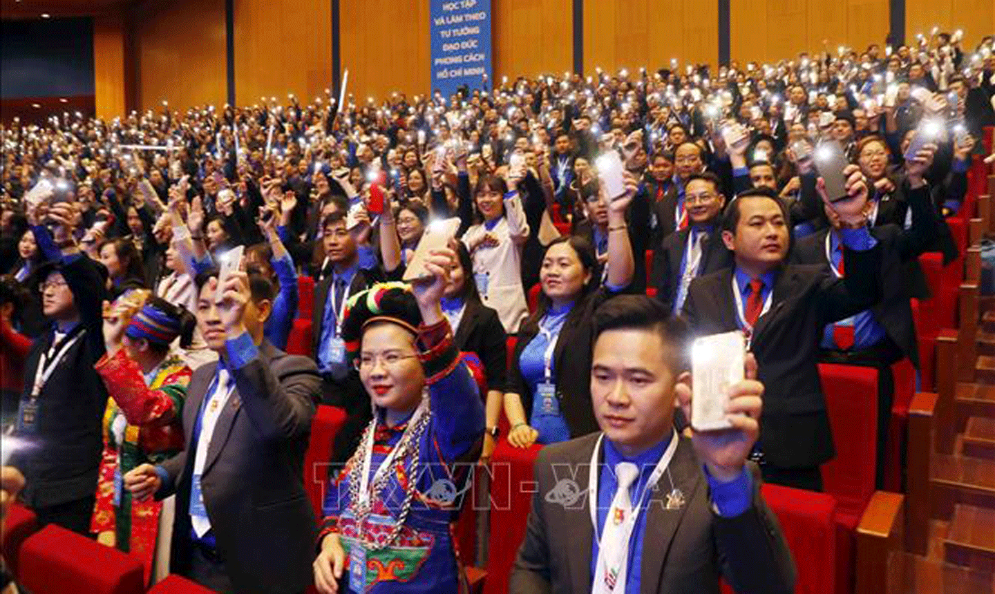 Các đại biểu thể hiện tinh thần, nhiệt huyết của tuổi trẻ tại đại hội. Ảnh: Phạm Kiên/TTXVN