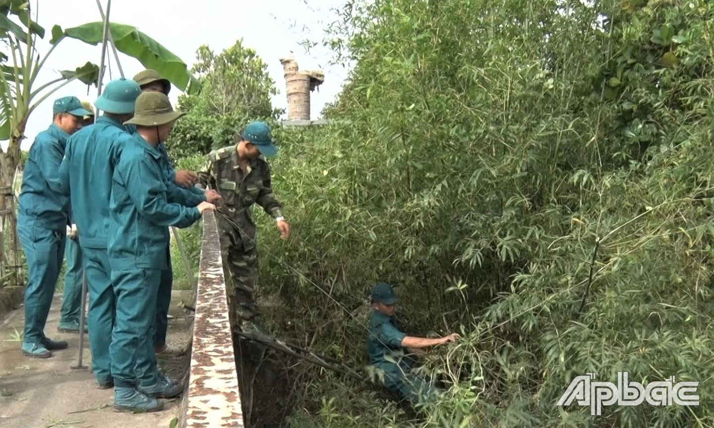 Ảnh. Luc luong DQTV TX.Cai Lay phat hoang, làm sạch tuyến kênh khu vuc Khu di tich Ấp Băc21