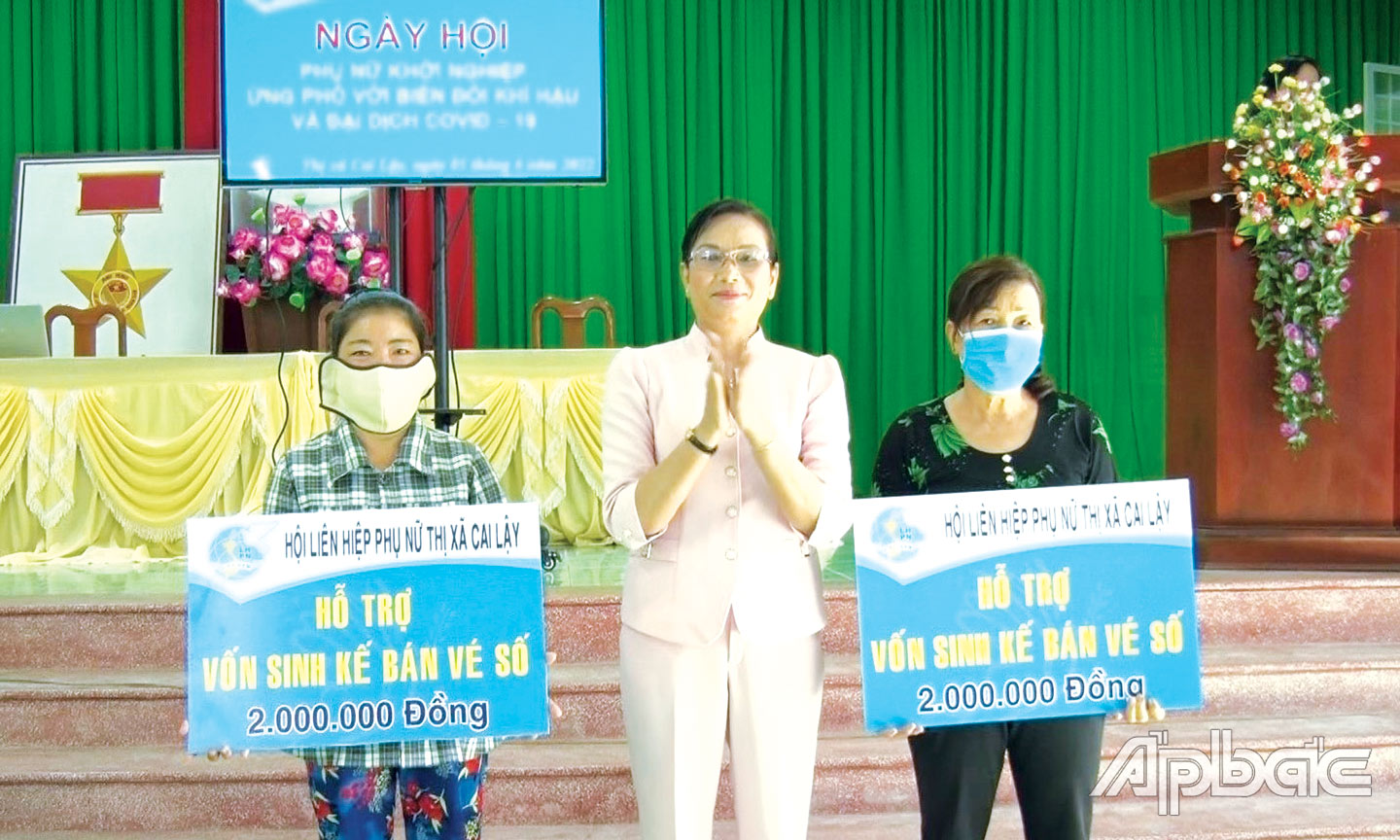Trao vốn sinh kế cho phụ nữ xã Long Khánh.