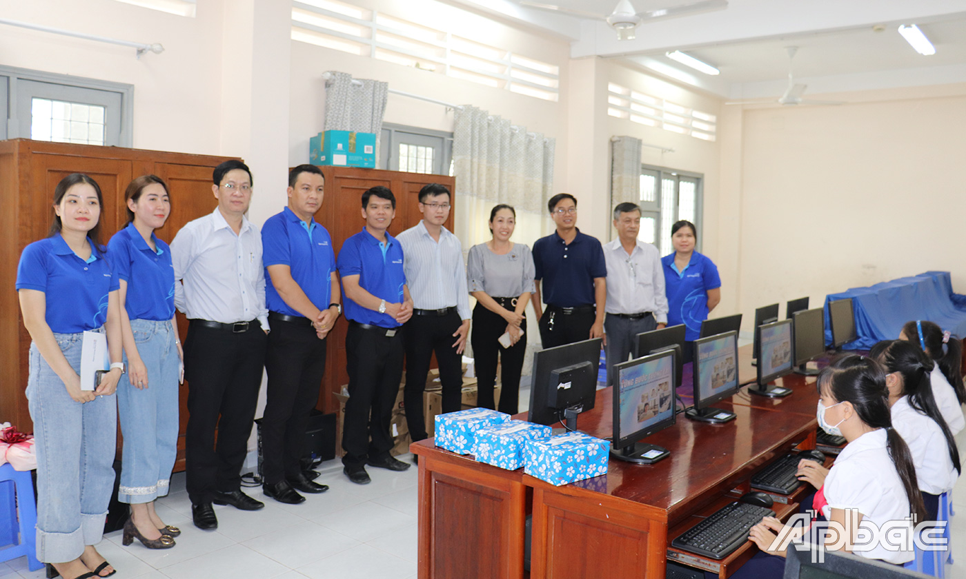 Các em học sinh Trường Tiểu học Đạo Thạnh thực hành trên bộ thiết bị máy tính do Ngân hàng Bản Việt trao tặng