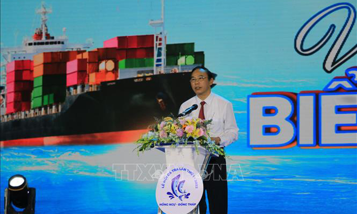 Thứ trưởng Bộ Nông nghiệp và Phát triển nông thôn Phùng Đức Tiến phát biểu tại lễ khai mạc.
