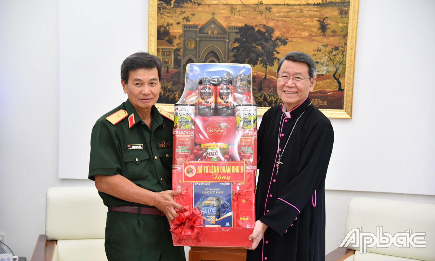 Thiếu tướng Đoàn Thanh Xuân tặng quà Tòa Giám mục giáo phận Mỹ Tho.