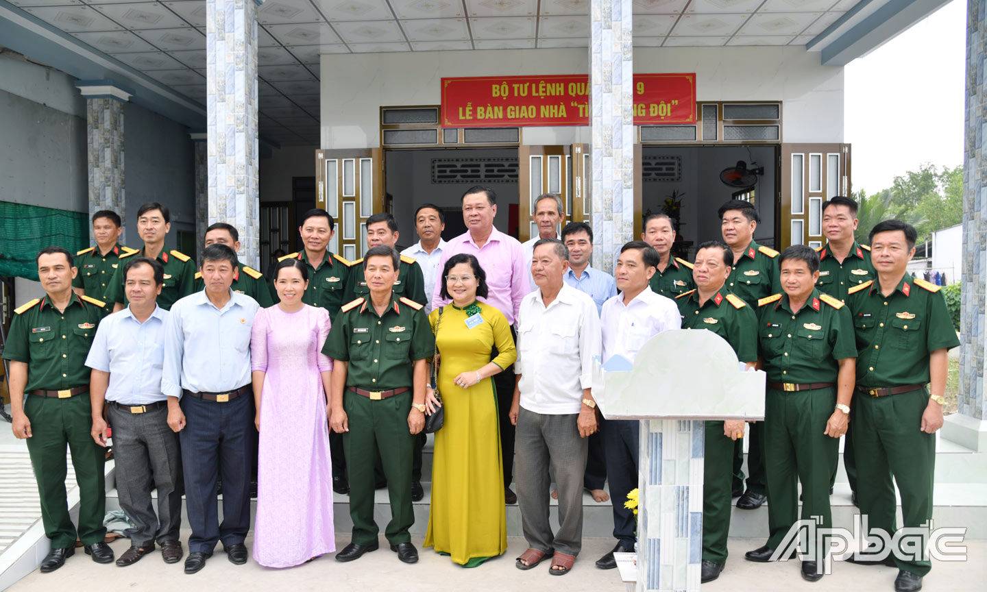 Lễ bàn giao nhà “Tình đồng đội” cho đồng chí Trần Văn Dũng.