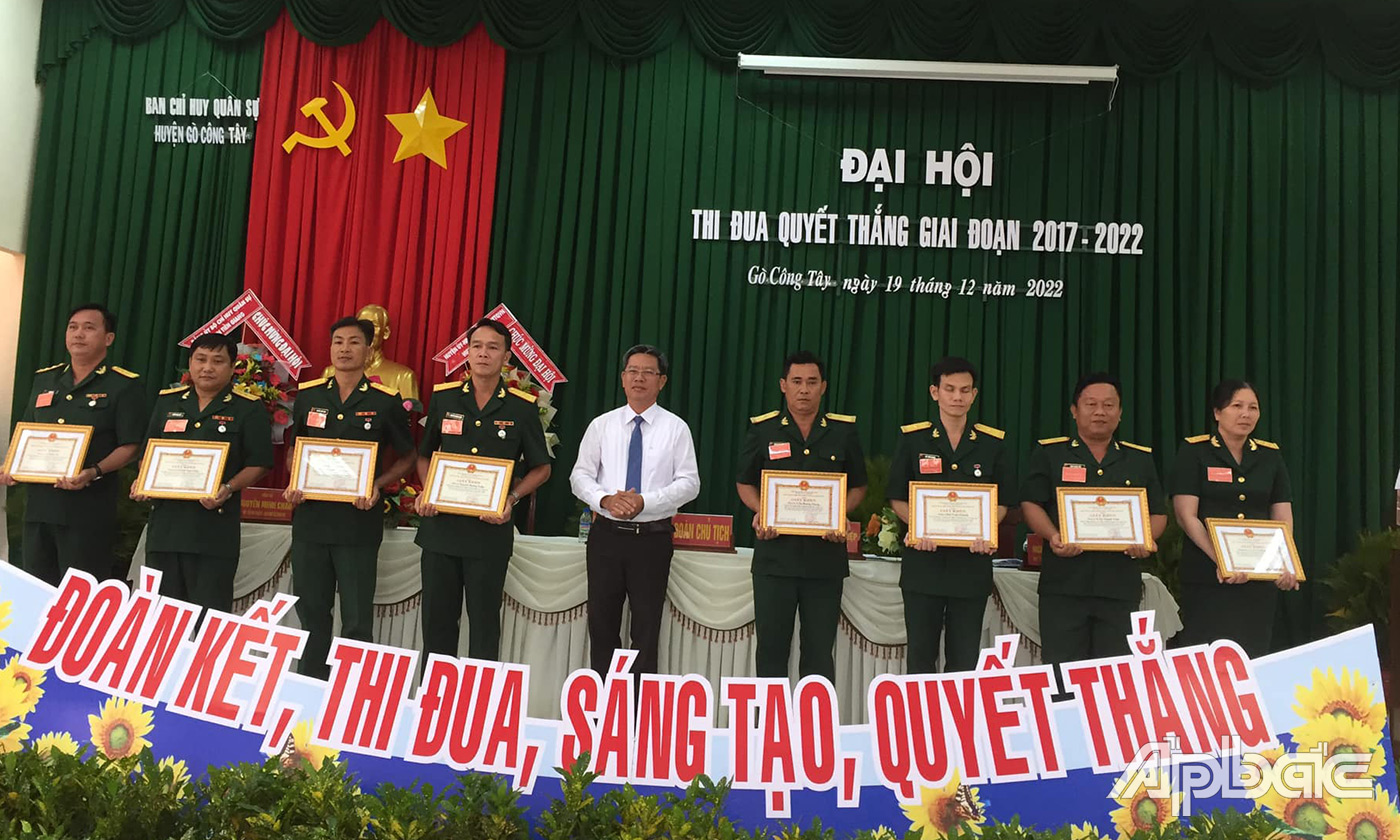Khen thưởng các tập thể, cá nhân tại hội đại 