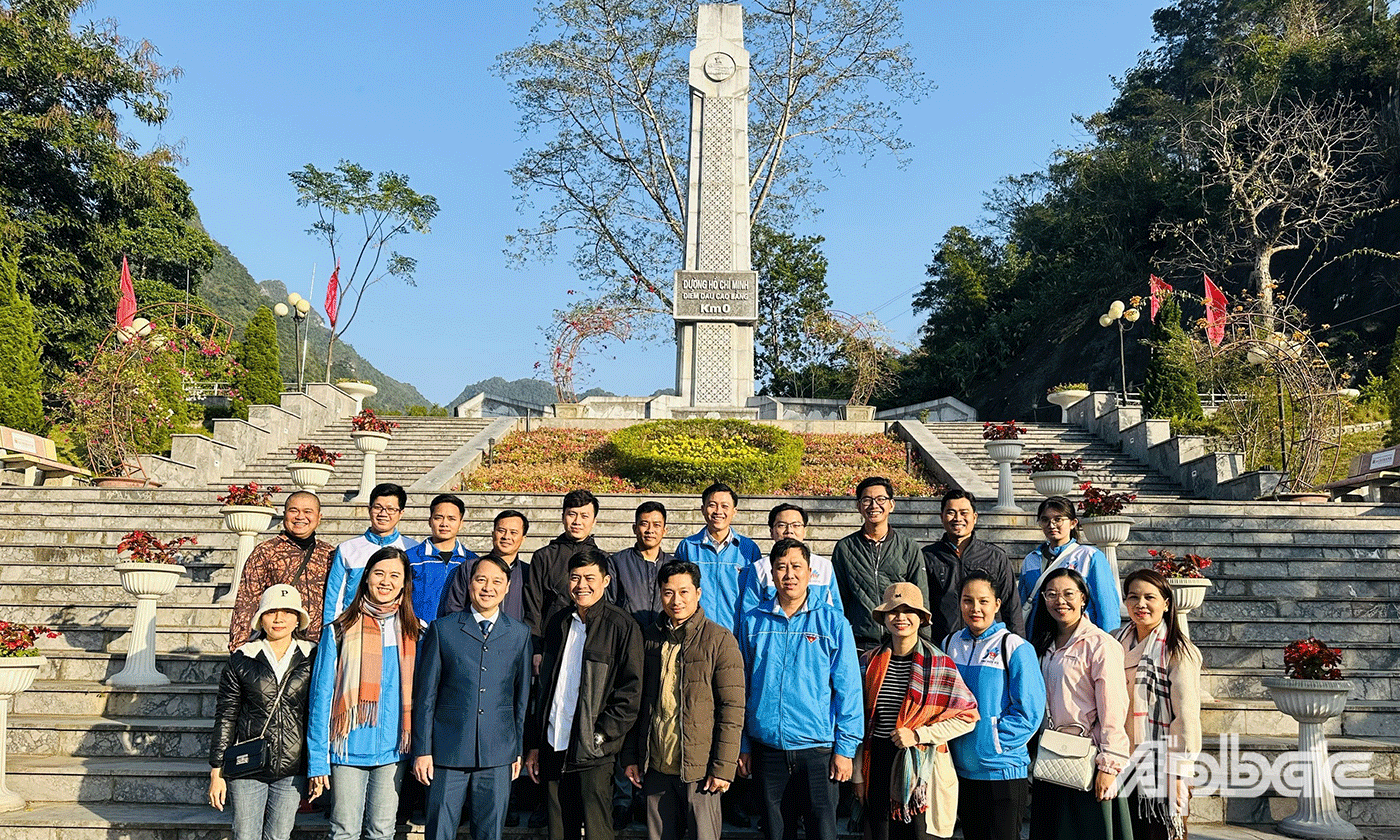 hành trình về nguồn, tham quan và ôn lại truyền thống lịch sử tại Khu di tích lịch sử quốc gia đặc biệt Pác Bó và Khu di tích lịch sử Kim Đồng. 