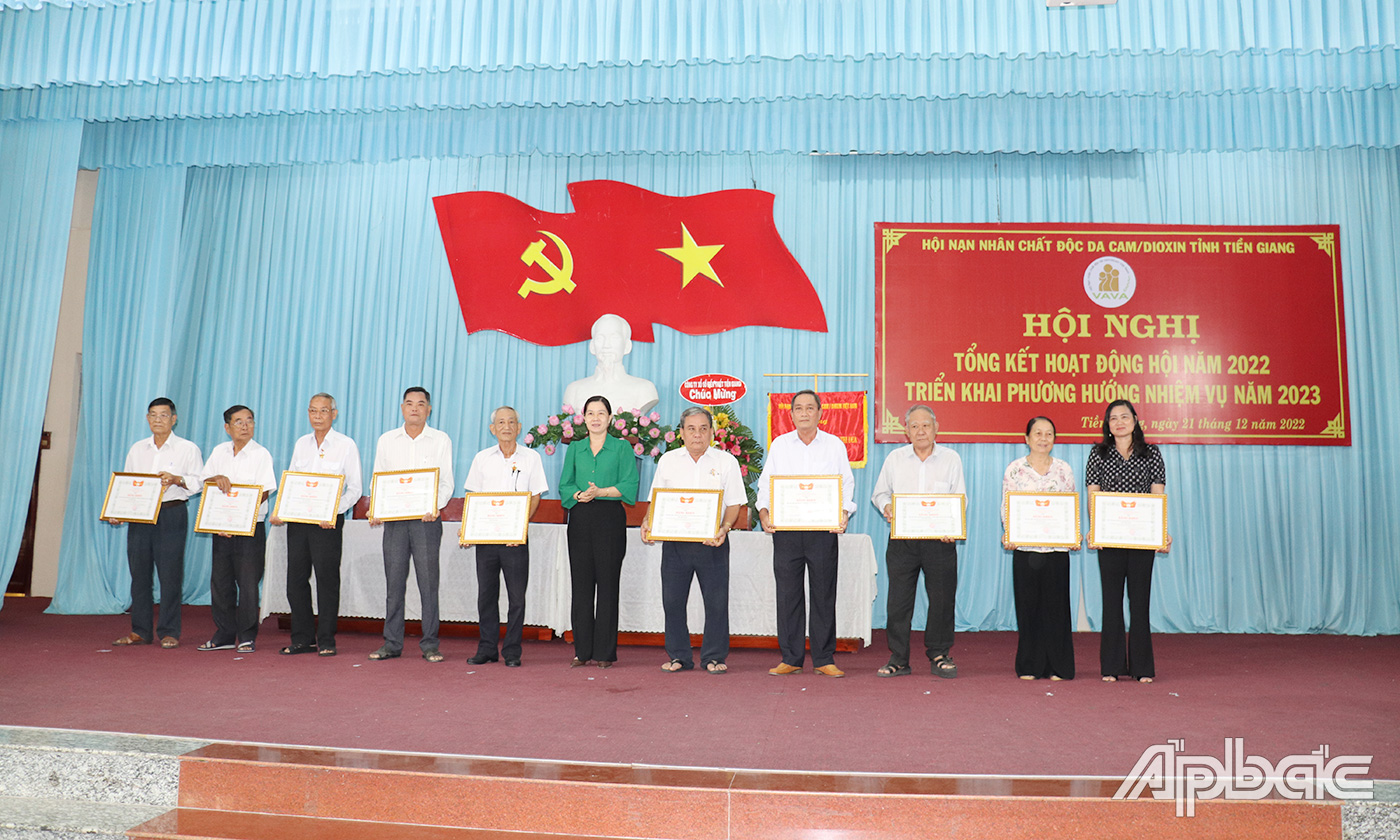 Đồng chí Nguyễn Thị Mỹ Nương, Phó Giám đốc Sở LĐ-TB&XH tỉnh trao tặng Bằng khen của Ủy ban MTTQ cho các cá nhân, tập thể, cá nhân có thành tích đóng góp trong công tác Hội.