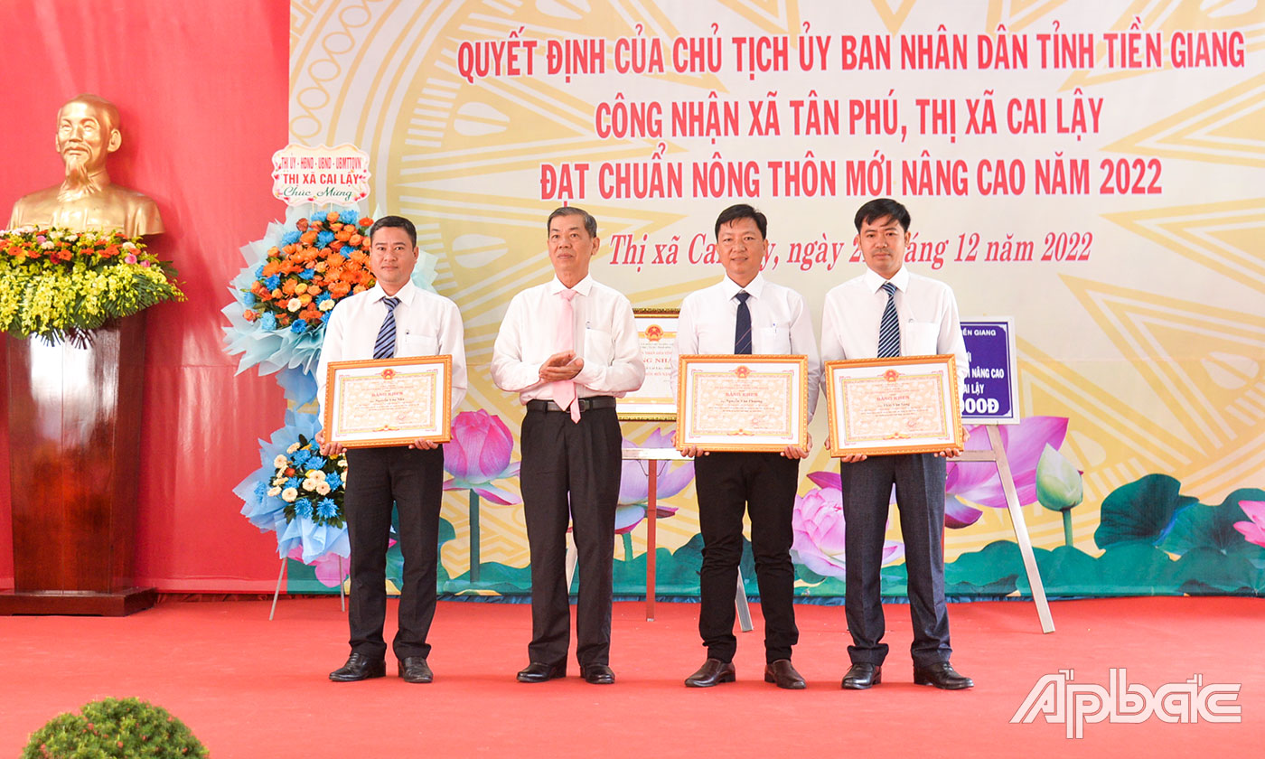 Đồng chí Nguyễn Văn Mẫn trao Bằng khen của UBND tỉnh cho các cá nhân có thành tích.