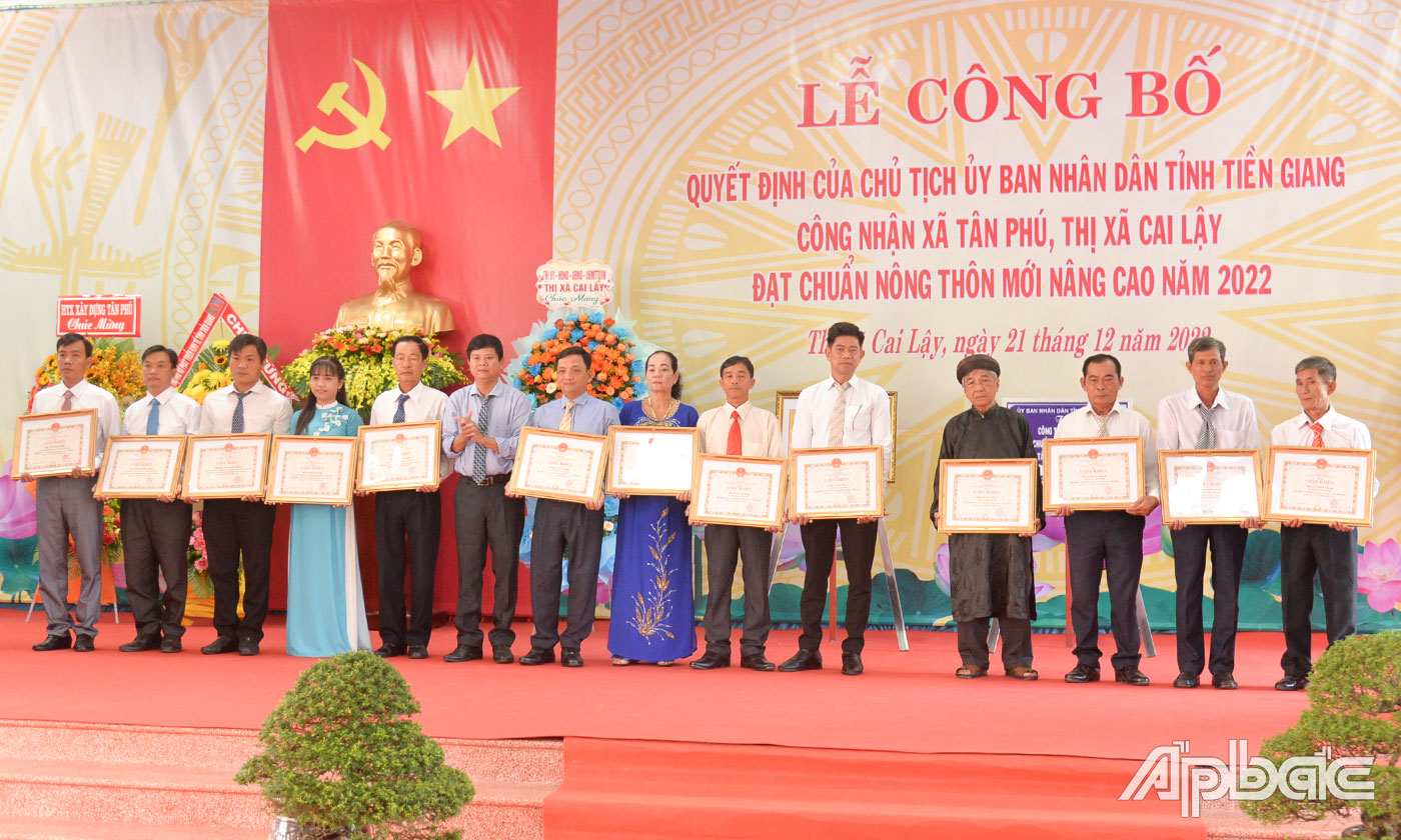 Các cá nhân có thành tích nhân Giấy khen của UBND TX. Cai Lậy.