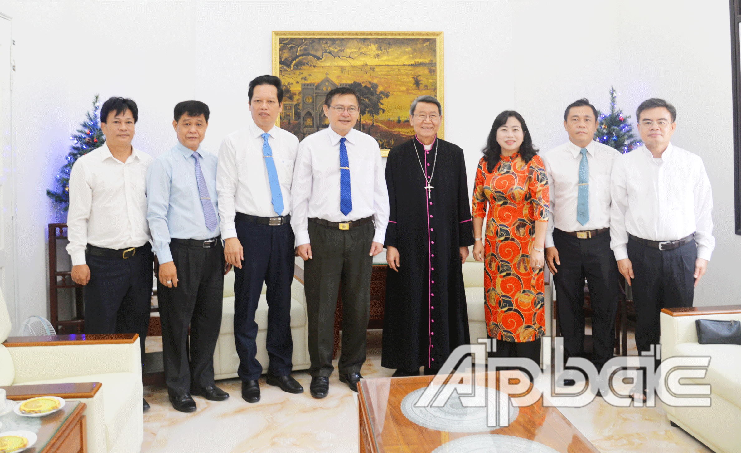Đồng chí Đỗ Tấn Hùng cùng đoàn cán bộ lãnh đạo tỉnh chúc mừng Giáng sinh an lành đến Giám mục Giáo phận Mỹ Tho Nguyễn Văn Khảm.