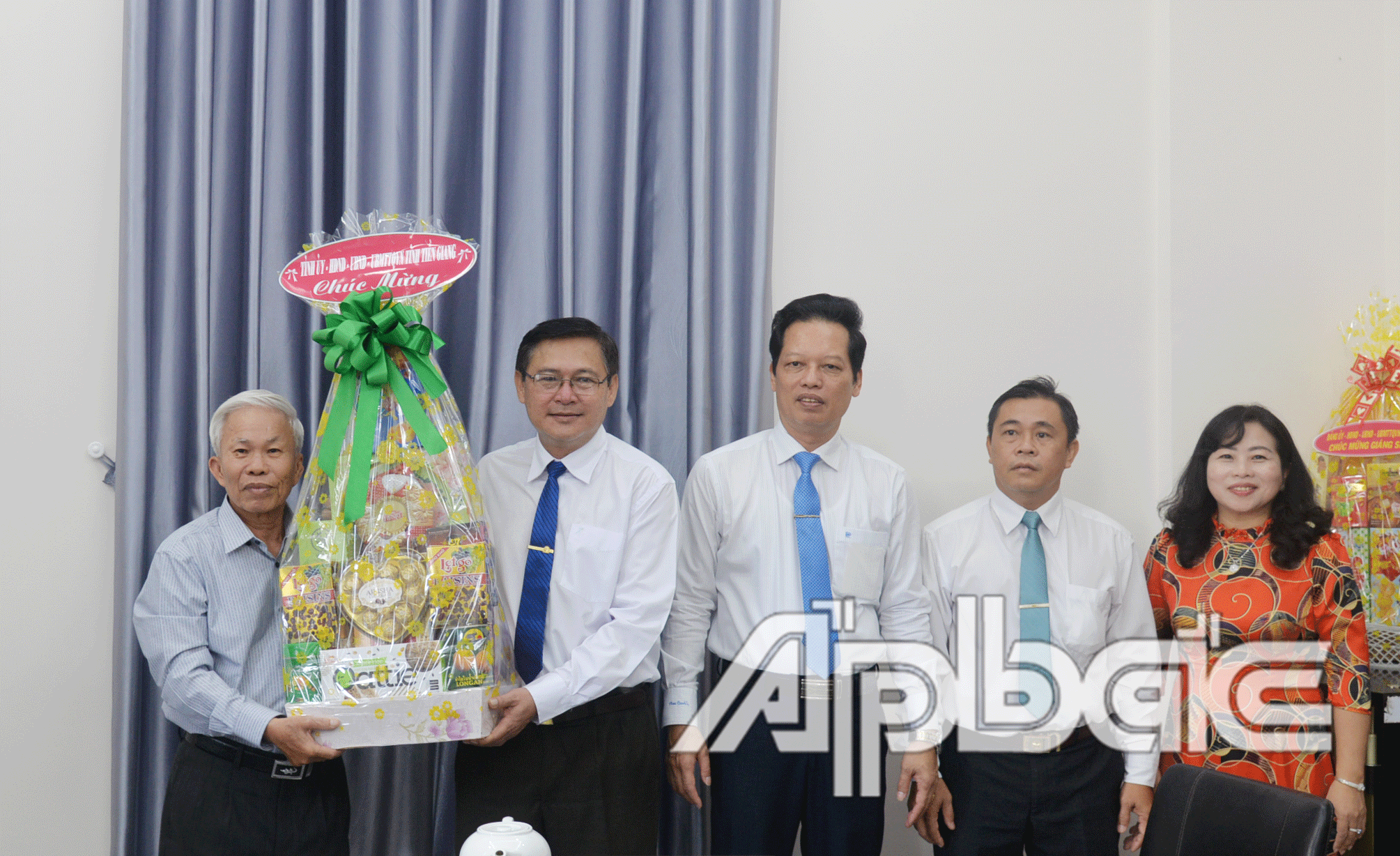 Trưởng Ban Dân vận Tỉnh ủy Đỗ Tấn Hùng tặng quà Giáng sinh đến Mục sư Phạm Thanh Loan, Trưởng Ban đại diện Hội thánh Tin Lành Việt Nam (Miền Nam) tỉnh Tiền Giang.