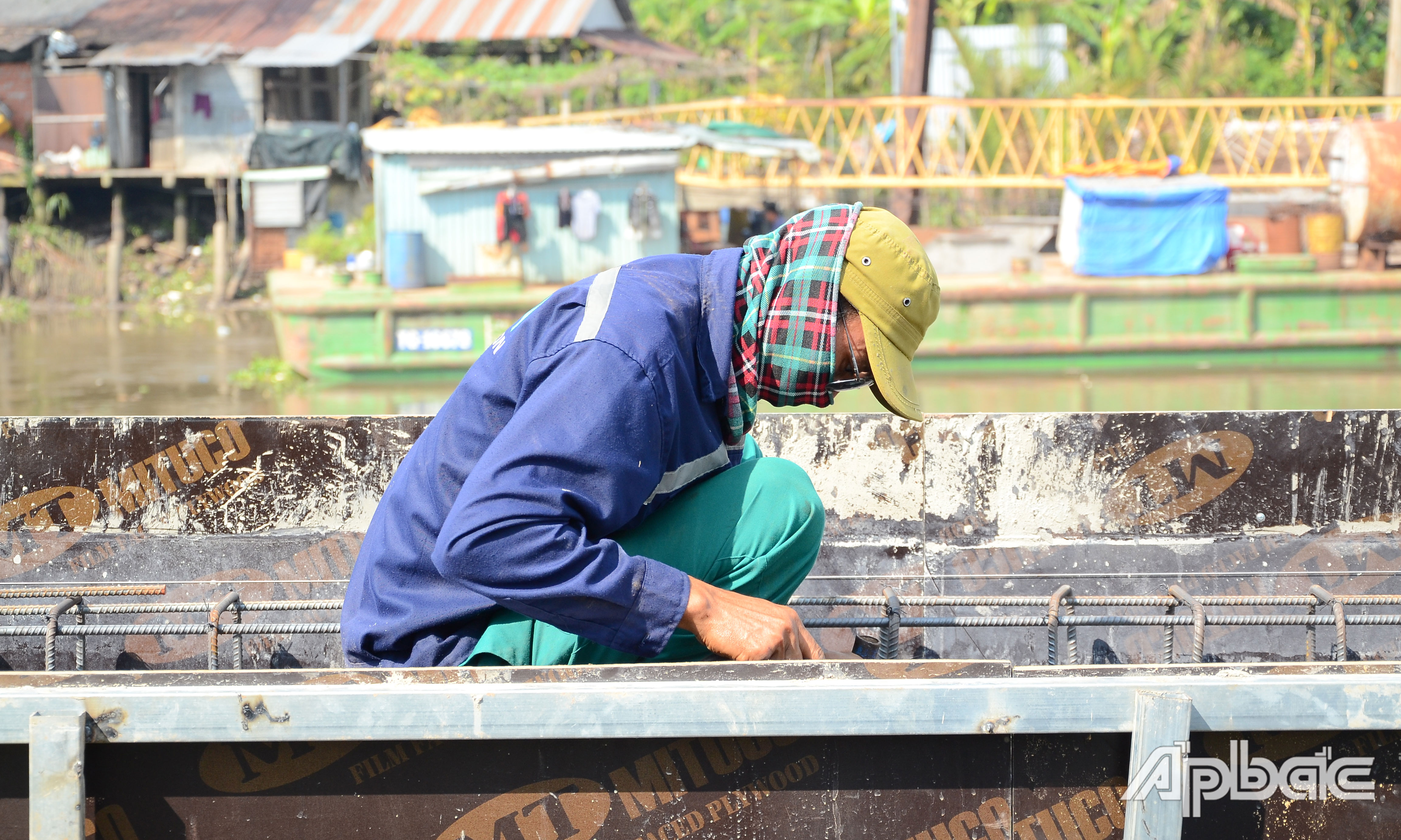 Thi công bờ kè tại khu vực cống Rạch Gầm.