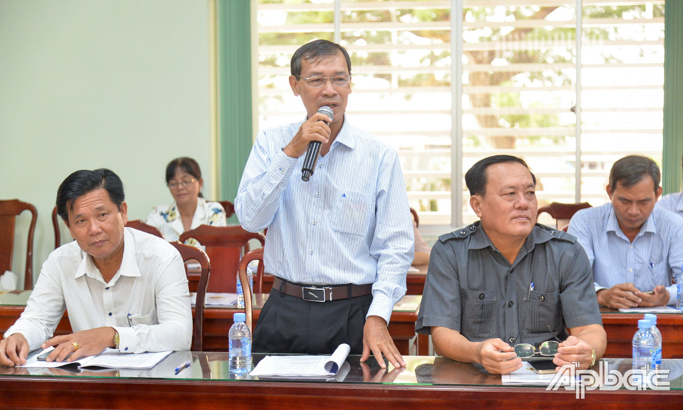 Đồng chí Cao Văn Hoá, Phó Giám đốc Sở Nông nghiệp và Phát triển nông thôn, nguyên Giám đốc Ban Quản lý Dự án VnSAT tỉnh Tiền Giang phát biểu tại hội nghị.