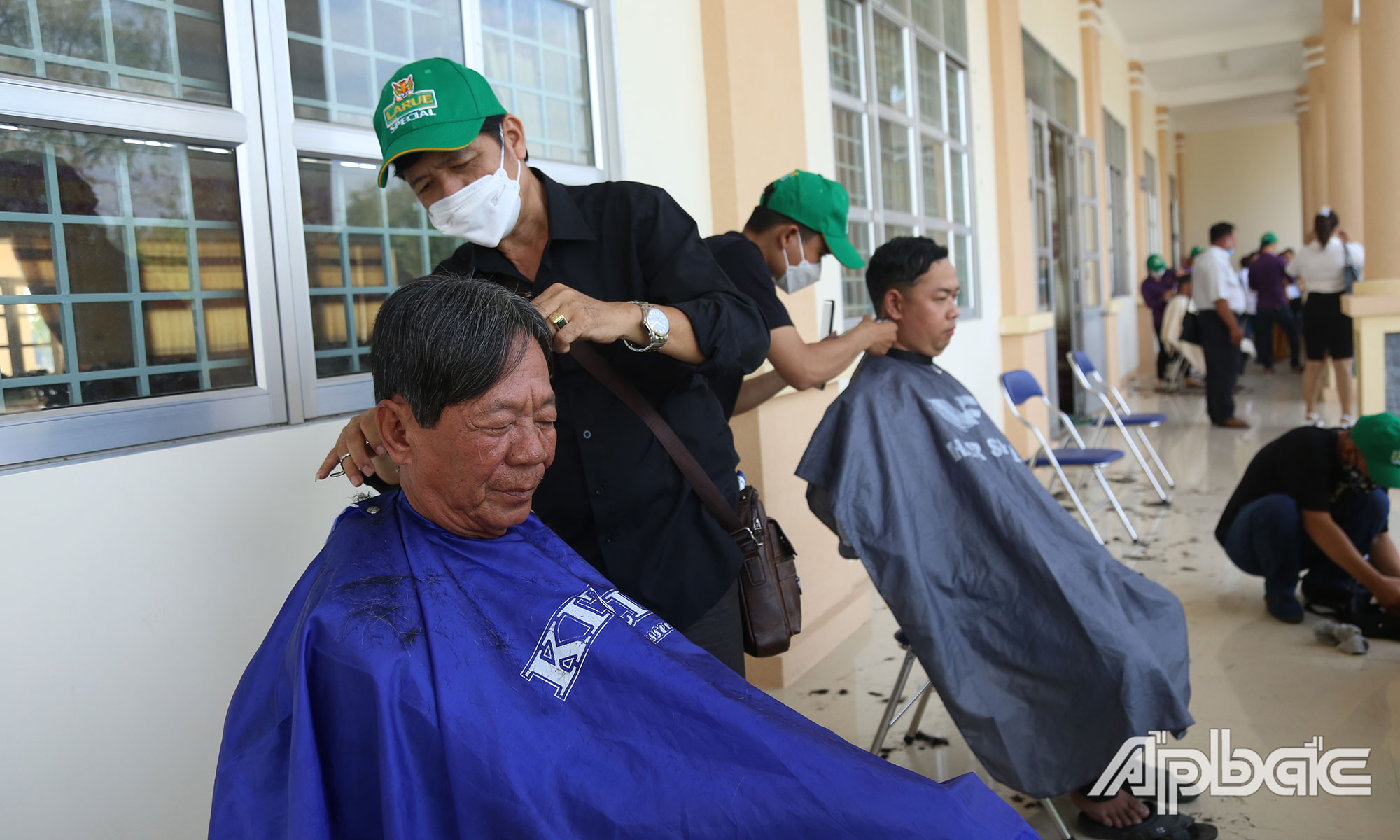 Các tình nguyện viên cùng đoàn đến hớt tóc miễn phí cho người dân.