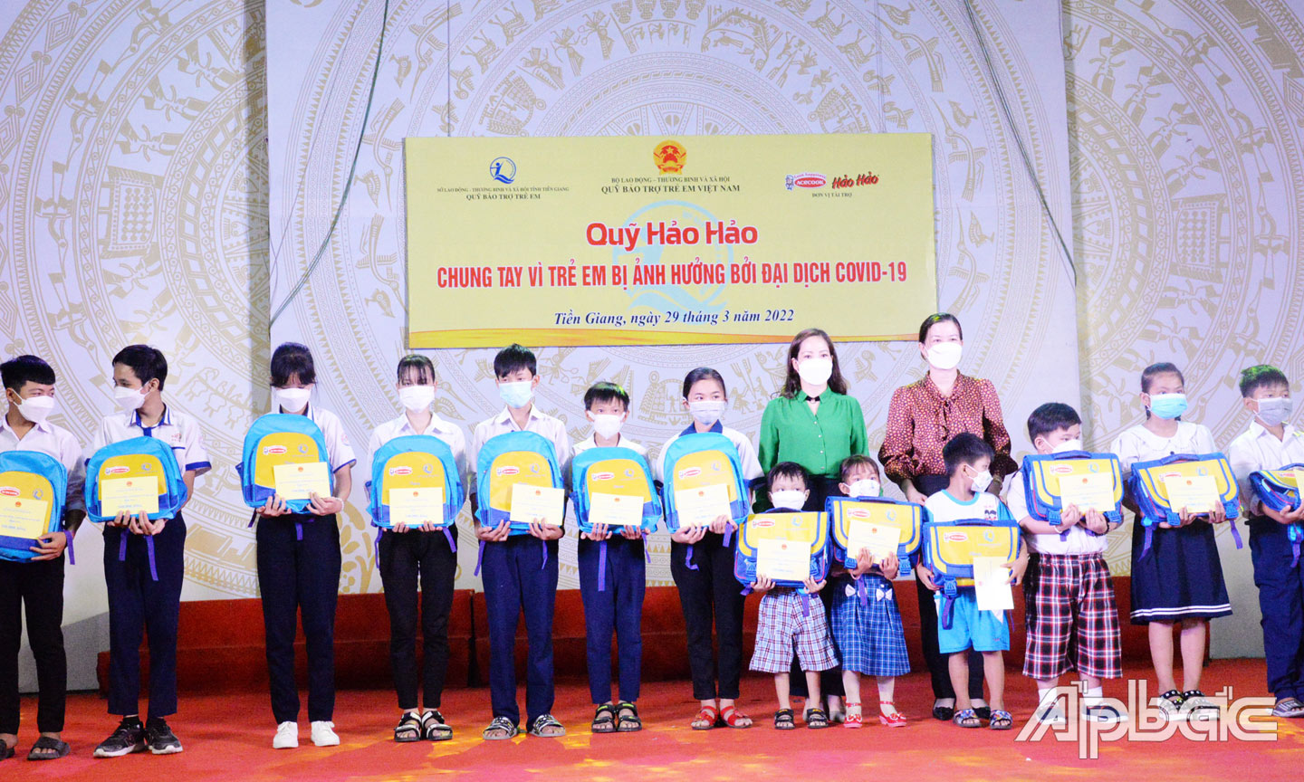 Thực hiện các giải pháp giảm nghèo, trong đó có chăm lo cho trẻ em bị ảnh hưởng bởi đại dịch Covid-19 là con em của các hộ nghèo, cận nghèo. 