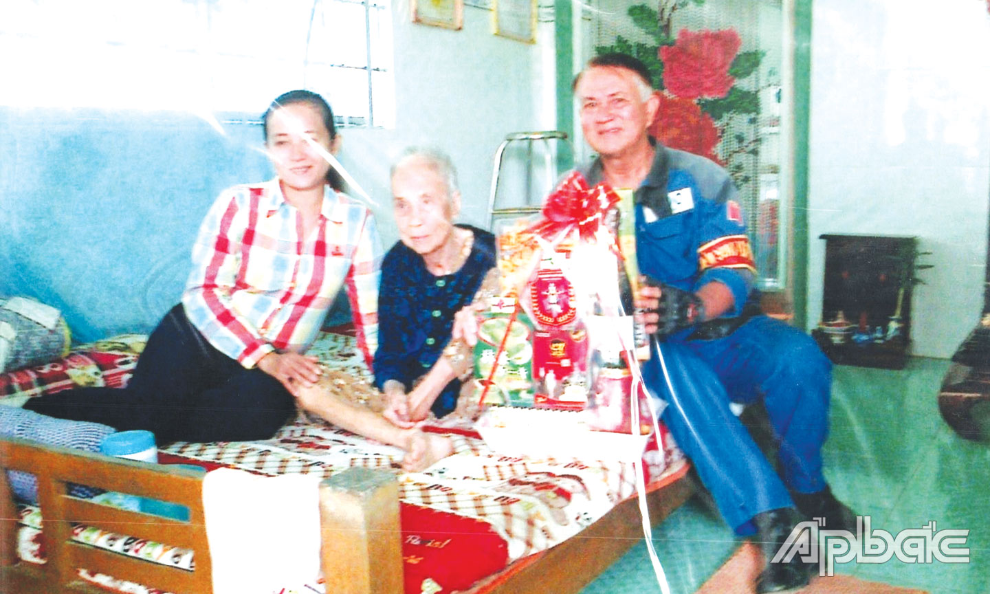 Chủ tịch Hội Mô tô TP. Mỹ Tho Lê Võ Vĩnh Phúc thăm, tặng quà Mẹ Việt Nam Anh hùng Nguyễn Thị Hoa (xã Trung An).
