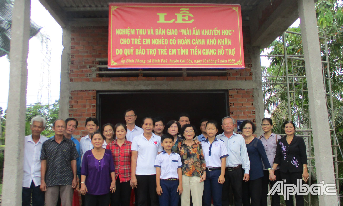 Trao “Mái ấm khuyến học” cho trẻ em nghèo có hoàn cảnh khó khăn do Quỹ Bảo trợ trẻ em tỉnh Tiền Giang hỗ trợ.                                                                      Ảnh: Quế Ngân