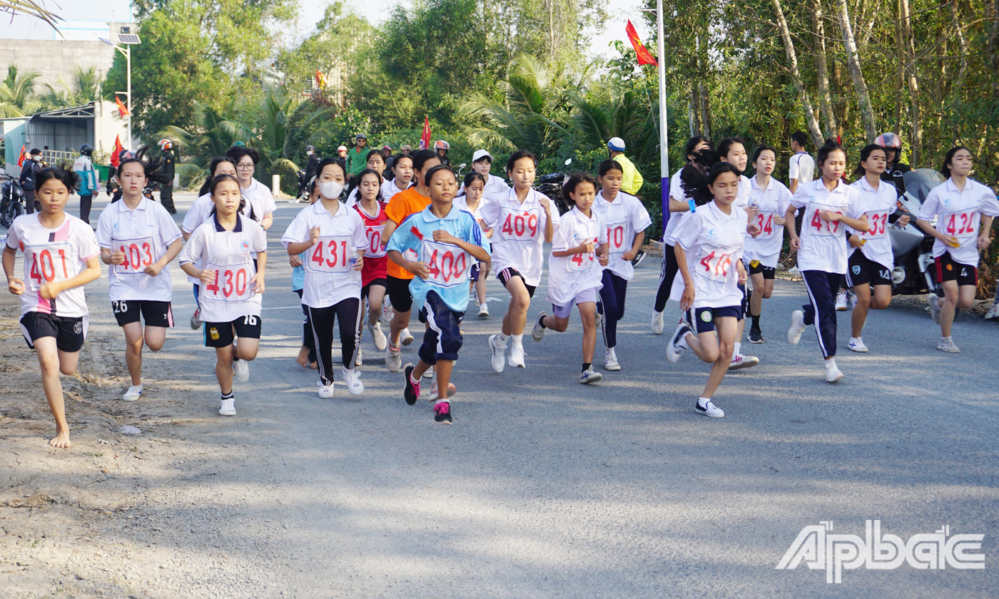 các VĐV xuất phát ở cự ly 4km