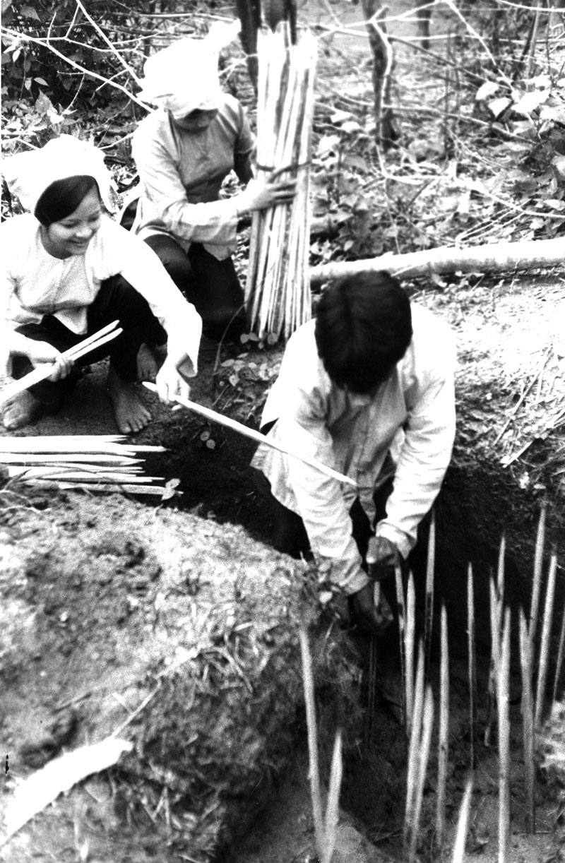 Sau Chiến thắng Ấp Bắc, nhân dân các địa phương tích cực tham gia cùng  bộ đội chống càn.                                                                                                 Ảnh: Trần Biểu