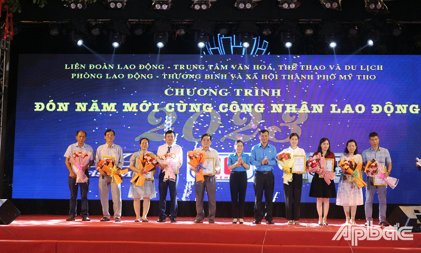 Ban tổ chức trao tặng thư cảm ơn cho các công ty, doanh nghiệp đã thực hiện tốt công tác chăm lo cho công nhân lao động năm 2022.
