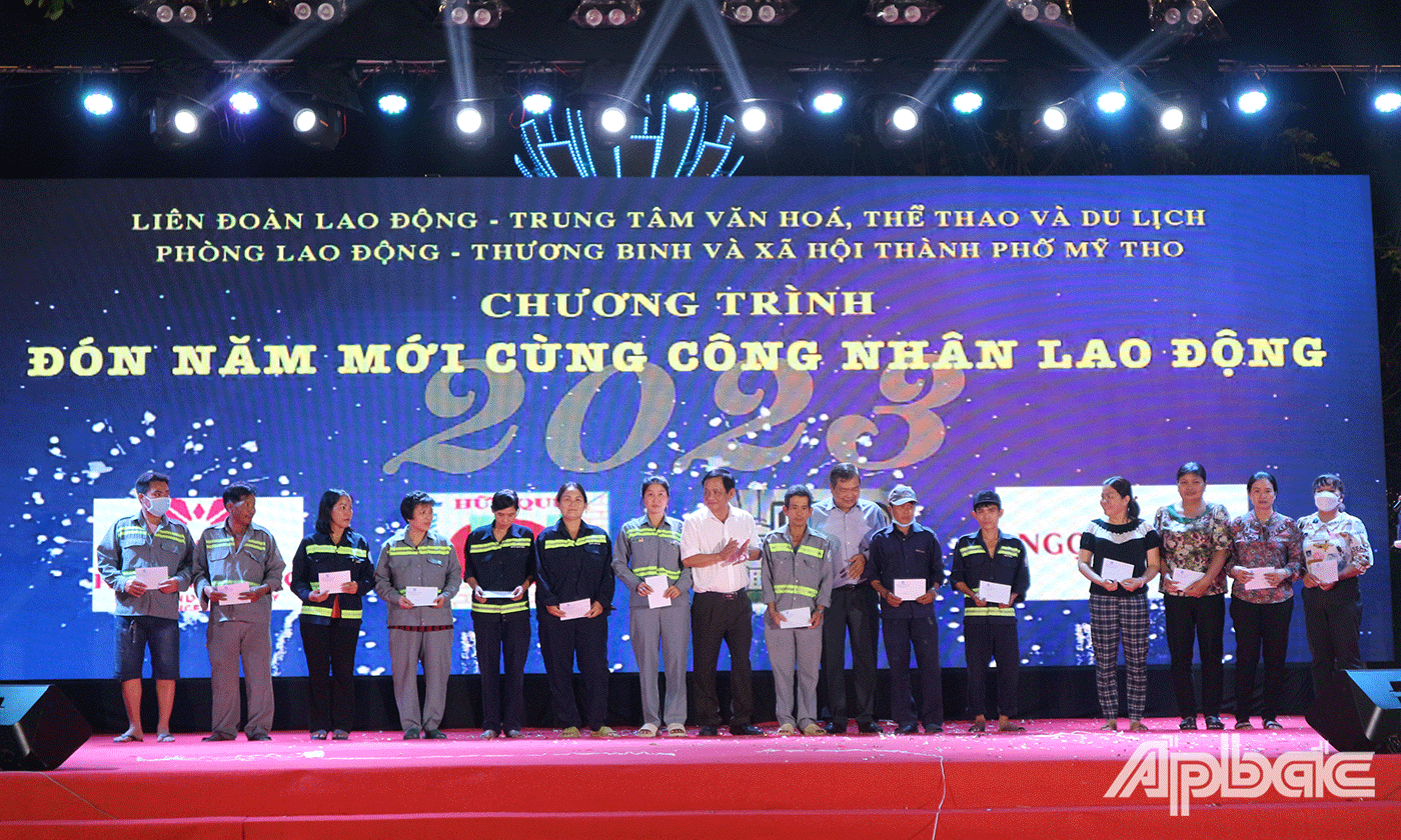 Ban tổ chức trao tặng quà cho công nhân lao động có hoàn cảnh khó khăn.