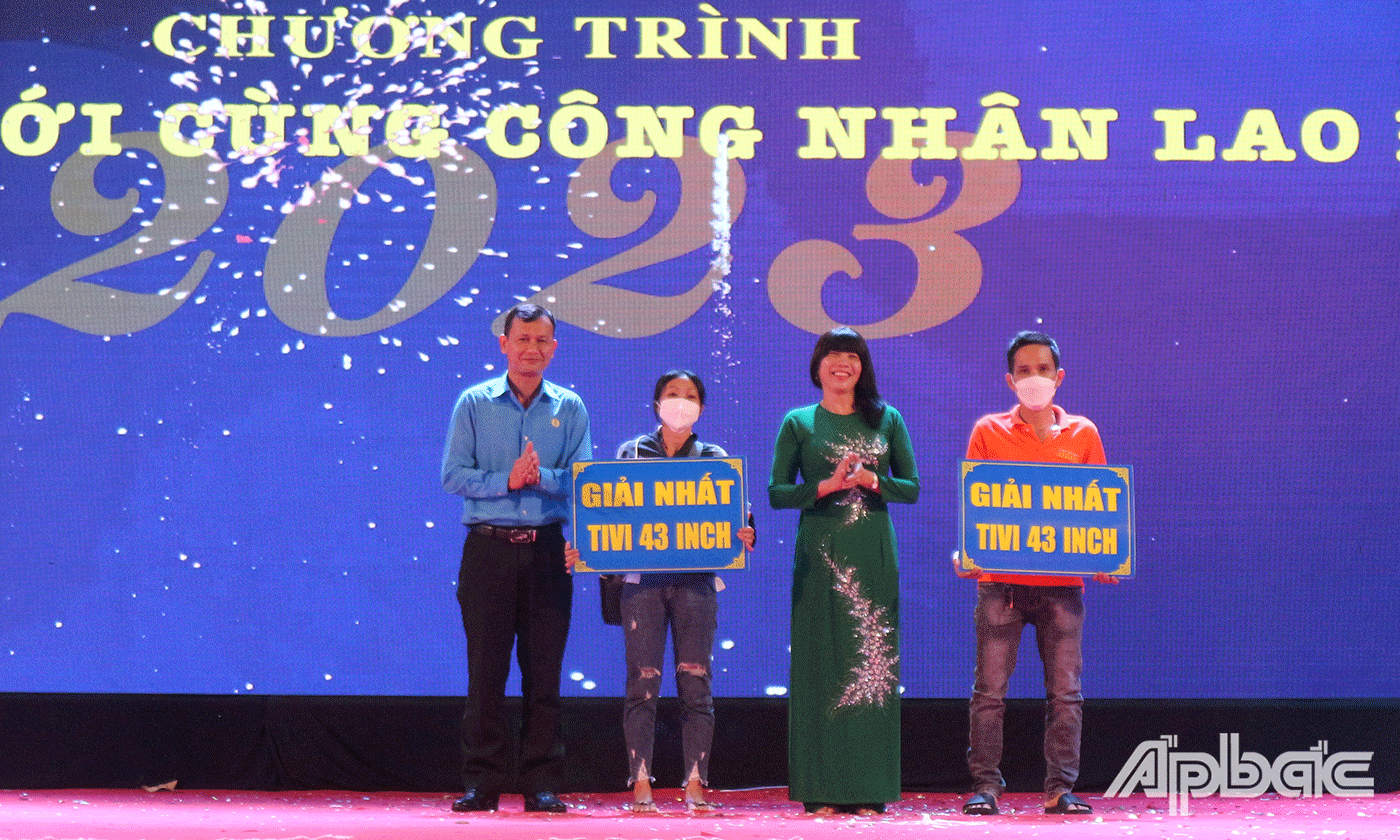 Đại biểu may mắn nhận giải nhất và giải đặc biệt chương trình quay số trúng thưởng