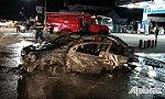 Một ô tô bốc cháy cạnh cây xăng