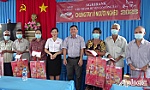 Huyện Gò Công Tây: Tặng quà tết cho người nghèo, hộ khó khăn