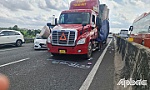 Cao tốc TP. Hồ Chí Minh - Trung Lương ùn ứ do nhiều cuộn giấy từ xe container rơi đè ô tô