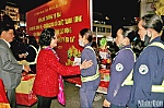Đồng chí Trương Thị Mai trao quà Tết tặng người lao động trong đêm giao thừa tại Đà Lạt