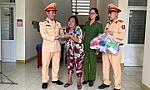Cảnh sát giao thông Quảng Ngãi giúp đỡ 3 bà cháu bị nhà xe bỏ rơi dọc đường