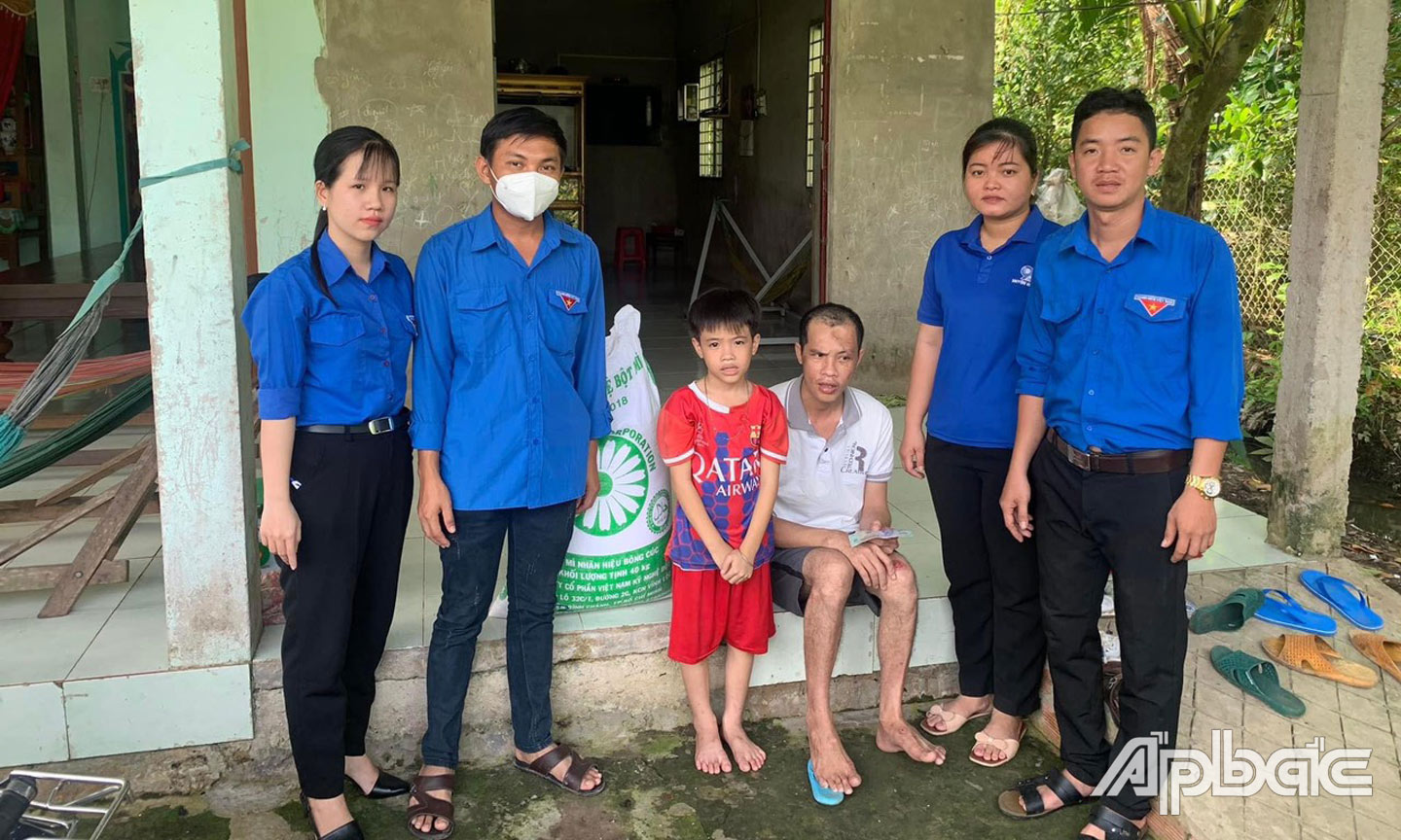 Đoàn viên, thanh niên huyện Cai Lậy tặng quà, hỗ trợ thanh niên yếu thế.