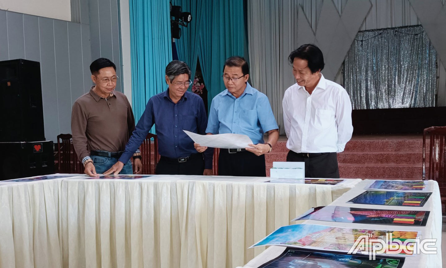 Quang cảnh buổi chấm ảnh: “Ảnh đẹp Mỹ Tho”.