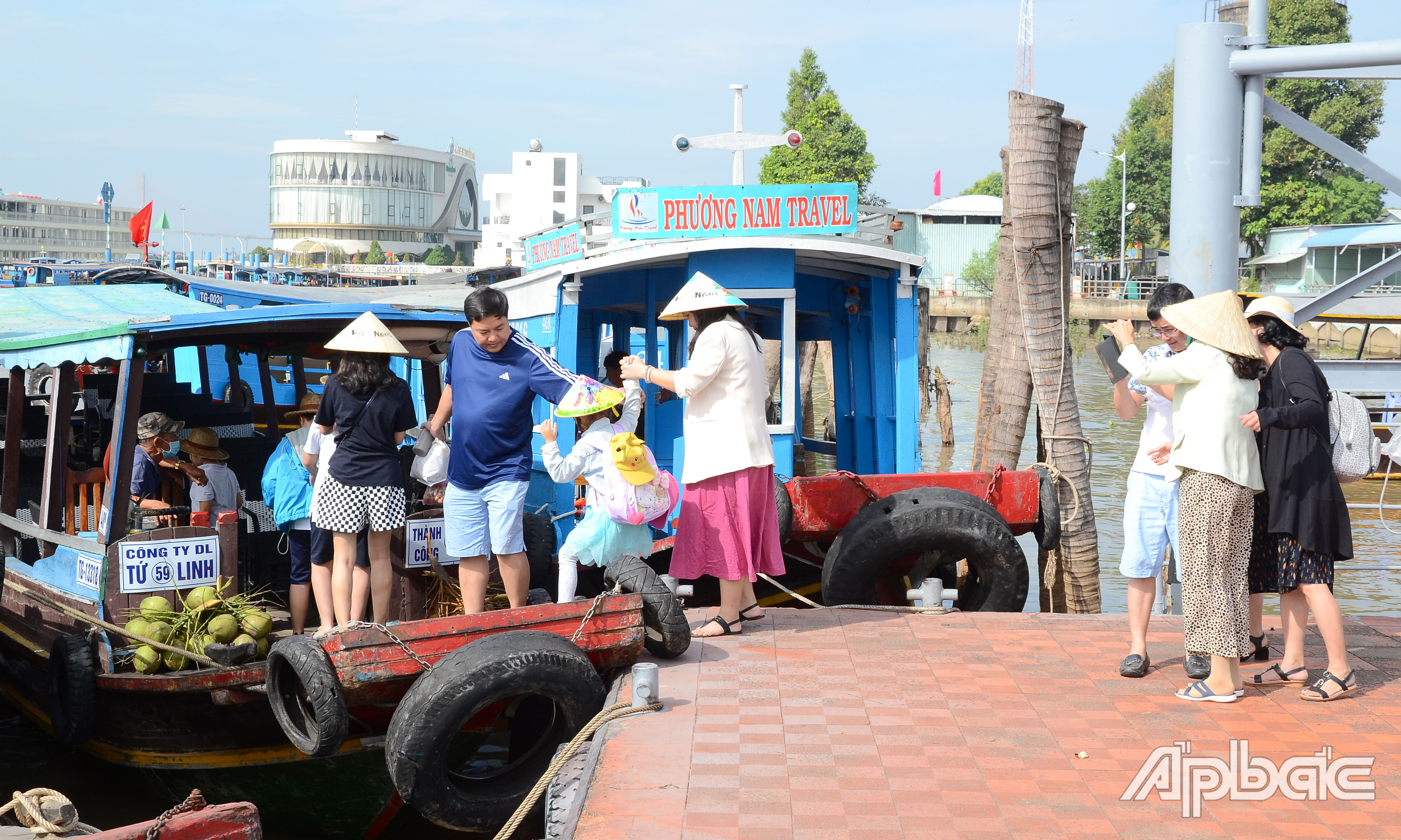 Du khách xuống tàu đến tham quan, du lịch tại cù lao Thới Sơn.