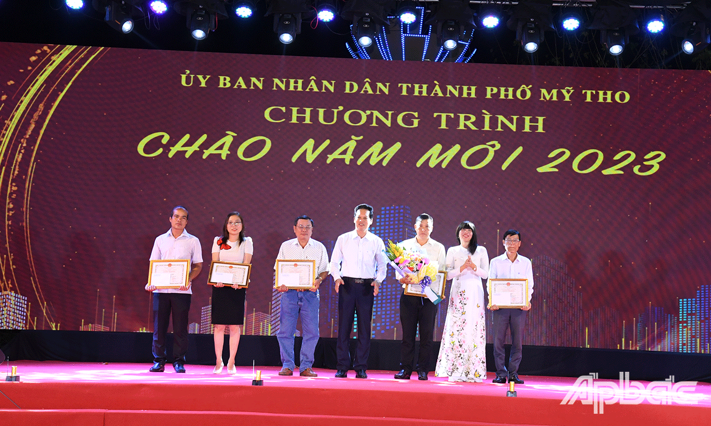 Ban tổ chức trao giải Hội thi Trang trí Tường hoa cho các đơn vị đạt giải Nhất, Nhì, Ba