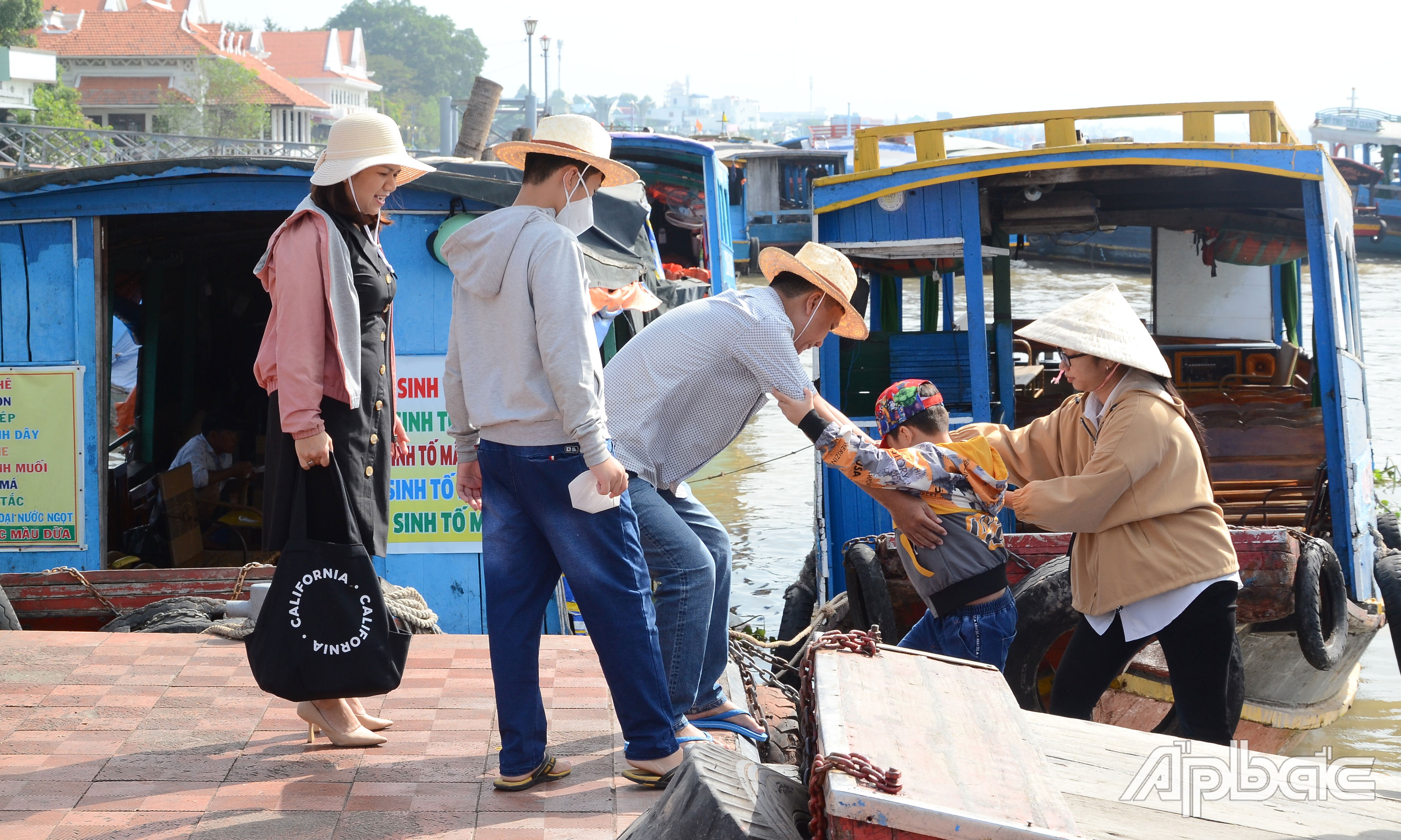 Khách du lịch đến tham quan cù lao Thới Sơn qua Bến tàu thủy Du lịch Mỹ Tho.