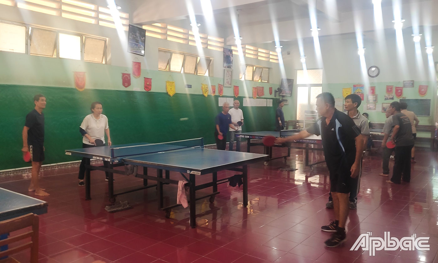 Hội viên tham gia Câu lạc bộ Bóng bàn (trực thuộc Câu lạc bộ Hưu trí tỉnh Tiền Giang).