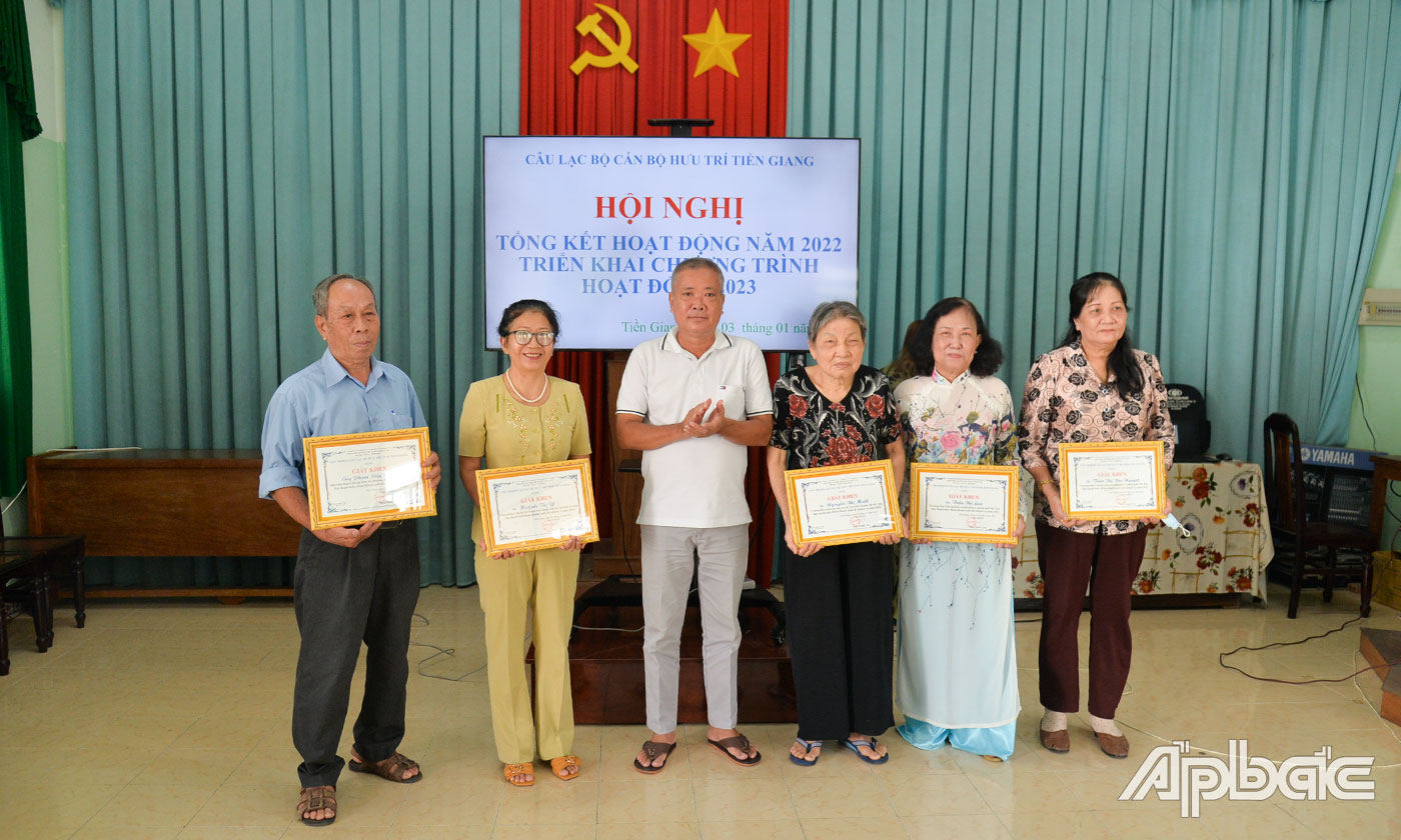 Khen thưởng các tập thể, cá nhân có thành tích.