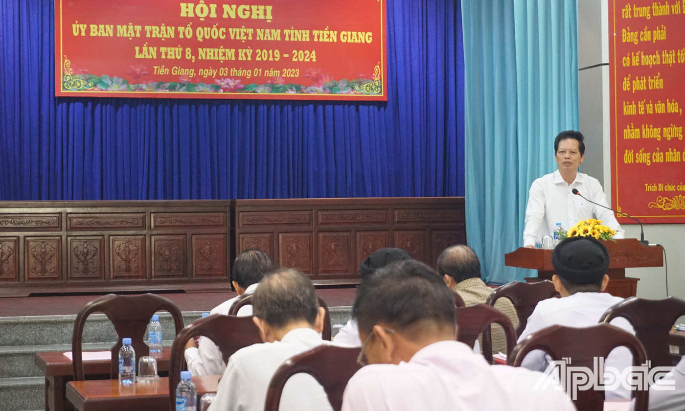 Đồng chí Nguyễn Thành Diệu thông báo tóm tắt tình hình kinh tế - xã hội năm 2022; phương hướng, kế hoạch phát triển kinh tế - xã hội của tỉnh năm 2023