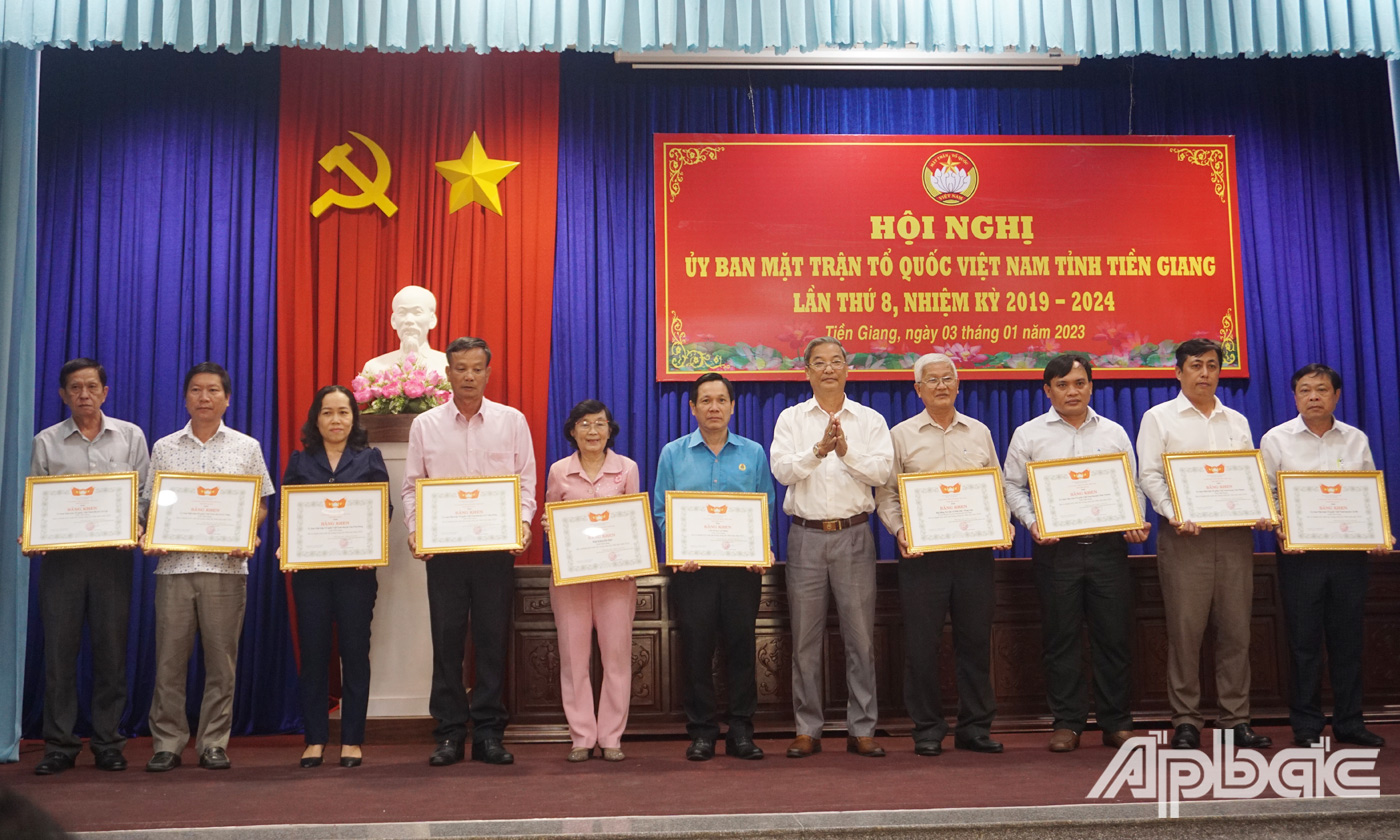 Đồng chí Huỳnh Văn Hải, Phó Chủ tịch Ủy ban MTTQ Việt Nam tỉnh tặng Bằng khen cho các tập thể và cá nhân có thành tích xuất sắc trong công tác Mặt trận năm 2022