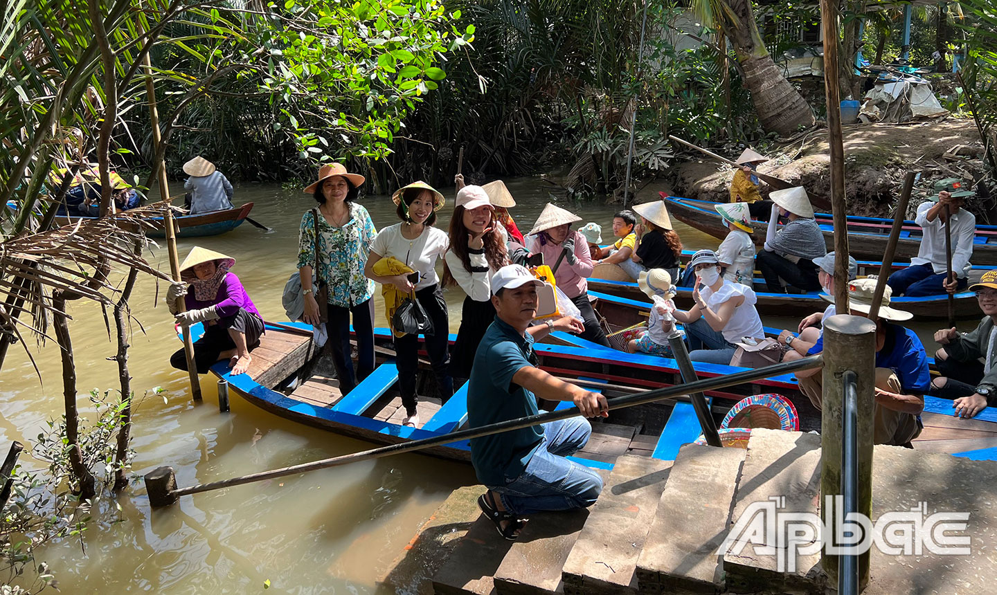 Khách du lịch tham quan cù lao Thới Sơn.