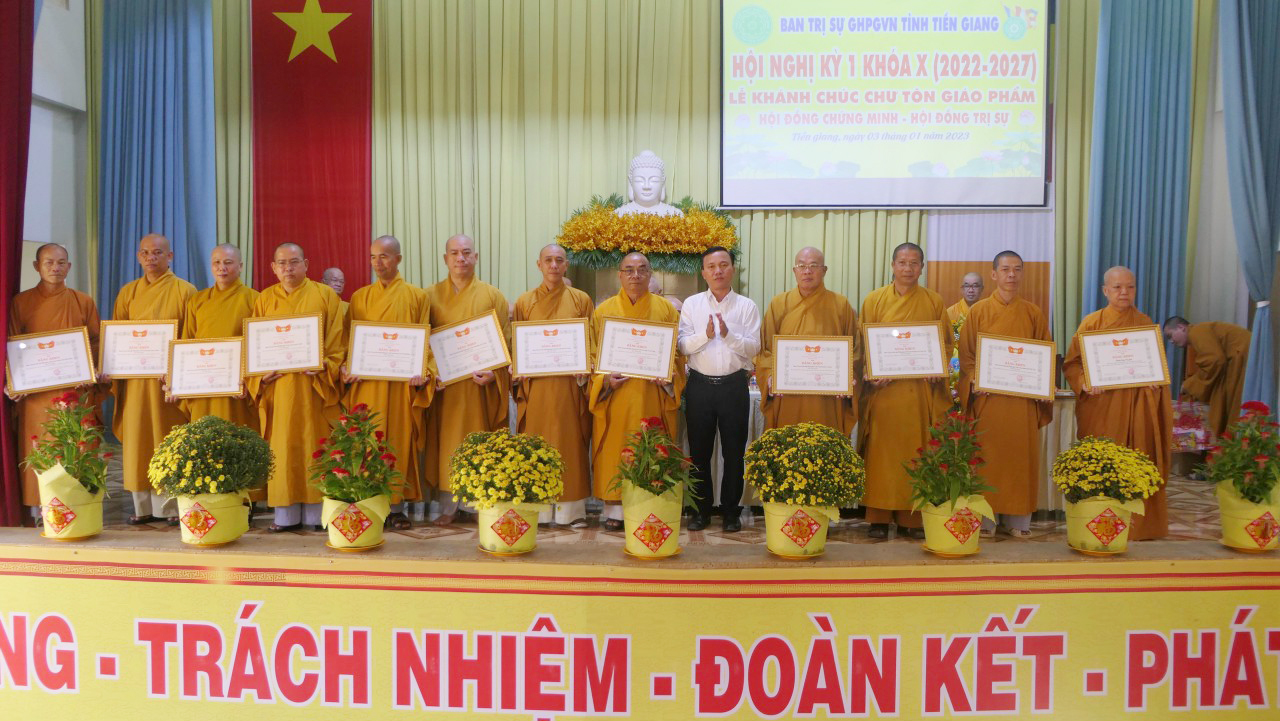 Ông Hồ Văn Thi, Phó Chủ tịch Ủy ban MTTQ tỉnh trao Bằng khen của Ủy ban MTTQ tỉnh cho các tập thể và cá nhân có thành tích xuất sắc trong việc đóng góp chăm lo an sinh xã hội  trên địa bàn tỉnh năm 2022