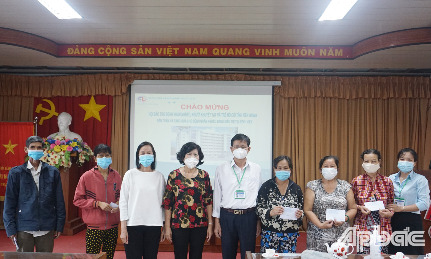 Đoàn đến thăm, tặng quà cho các bệnh nhân ở Bệnh viện đa kho khu vực Cai Lậy
