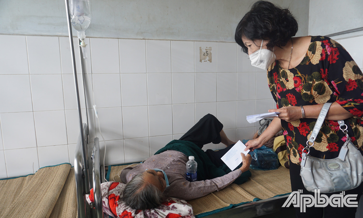 Đoàn đến thăm, tặng quà cho các bệnh nhân ở Trung tâm Y tế huyện Cái Bè