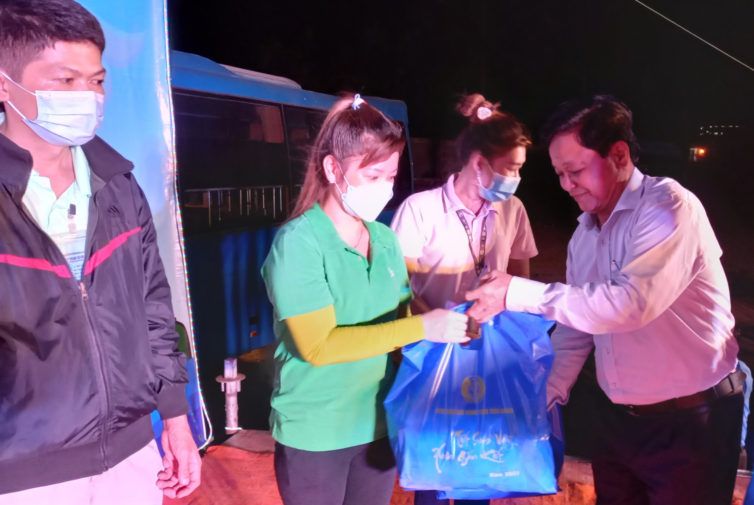 Công nhân lao động khó khăn nhận quà tết tại chương trình