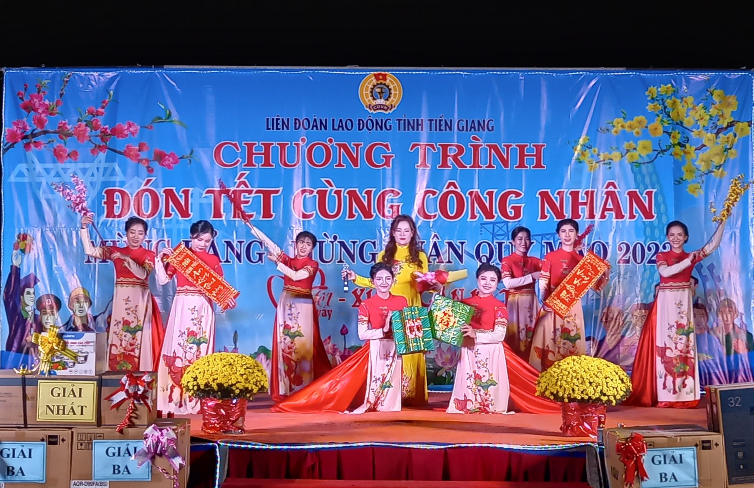 Tiết mục văn nghệ biểu diễn trong chương trình